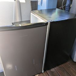 REDUCED... Hisense Fridge Works Great Medium Size 