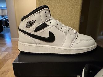 Nike Air Jordan 1 Mid NEW size 5Y