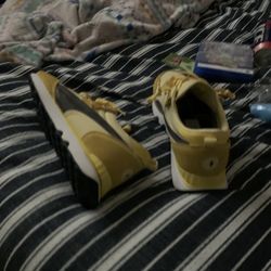 Pikachu Pumas Size 11