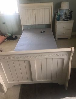 Sleigh Bed with Twin Mattresa