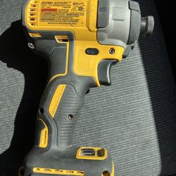 DeWALT Inpact Or 2 batteries