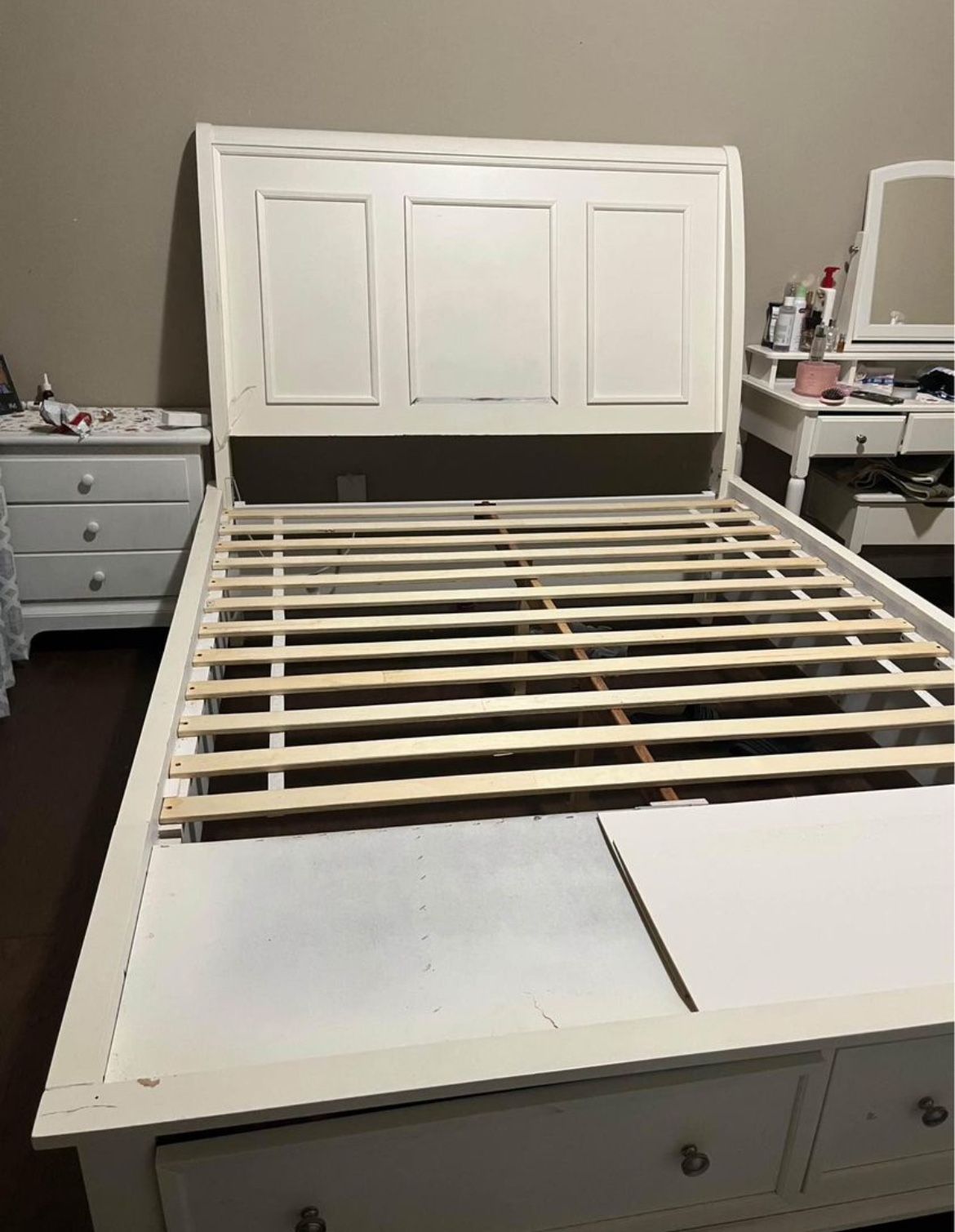 Queen Bed Home & Garden