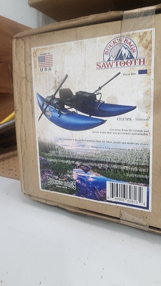 Buck's Bags Sawtooth Pontoon Boat