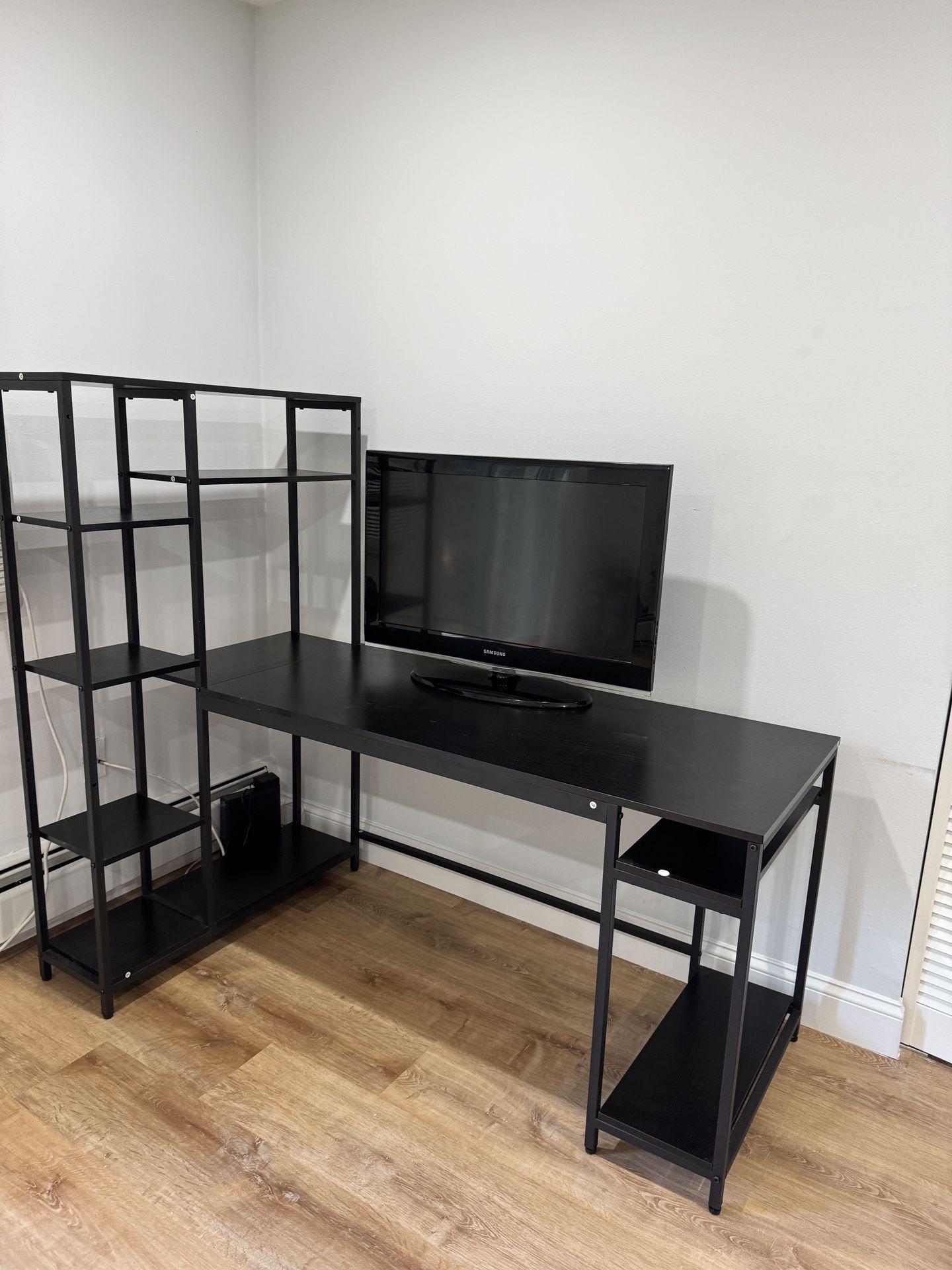 L-Shaped Office Desk with Bookshelf – Sturdy & Spacious