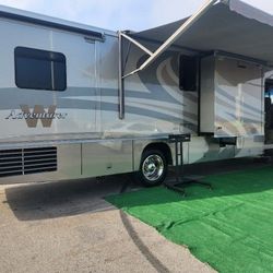 2005 Winnebago Adventure