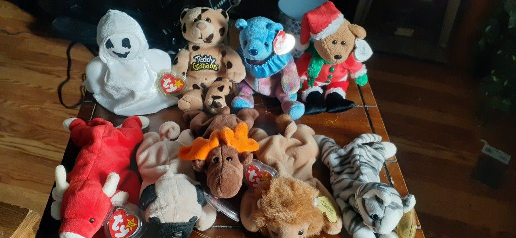 BEANIE BABY'S 30 IN ALL $20 TAKES ALL CLICK ON PICTURE YOU WILL GET FULL PICTURE SIZE