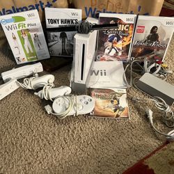 GameCube compatible Nintendo Wii system, 5 games, all cords, 5 controllers,