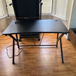 Gaming Desk W Electrical Outlets