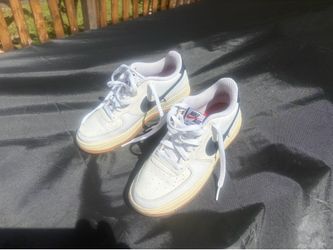 Like new Nikes for sale size