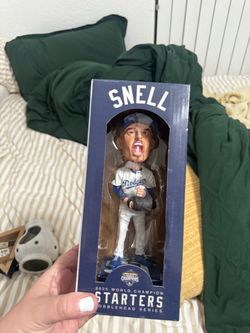 Snell bobble head