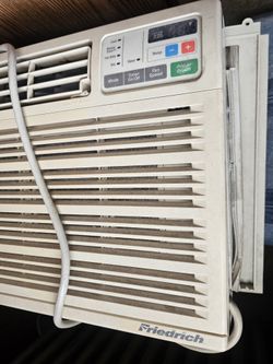 Air conditioner 7800 BTU used works excellent with REMOTE