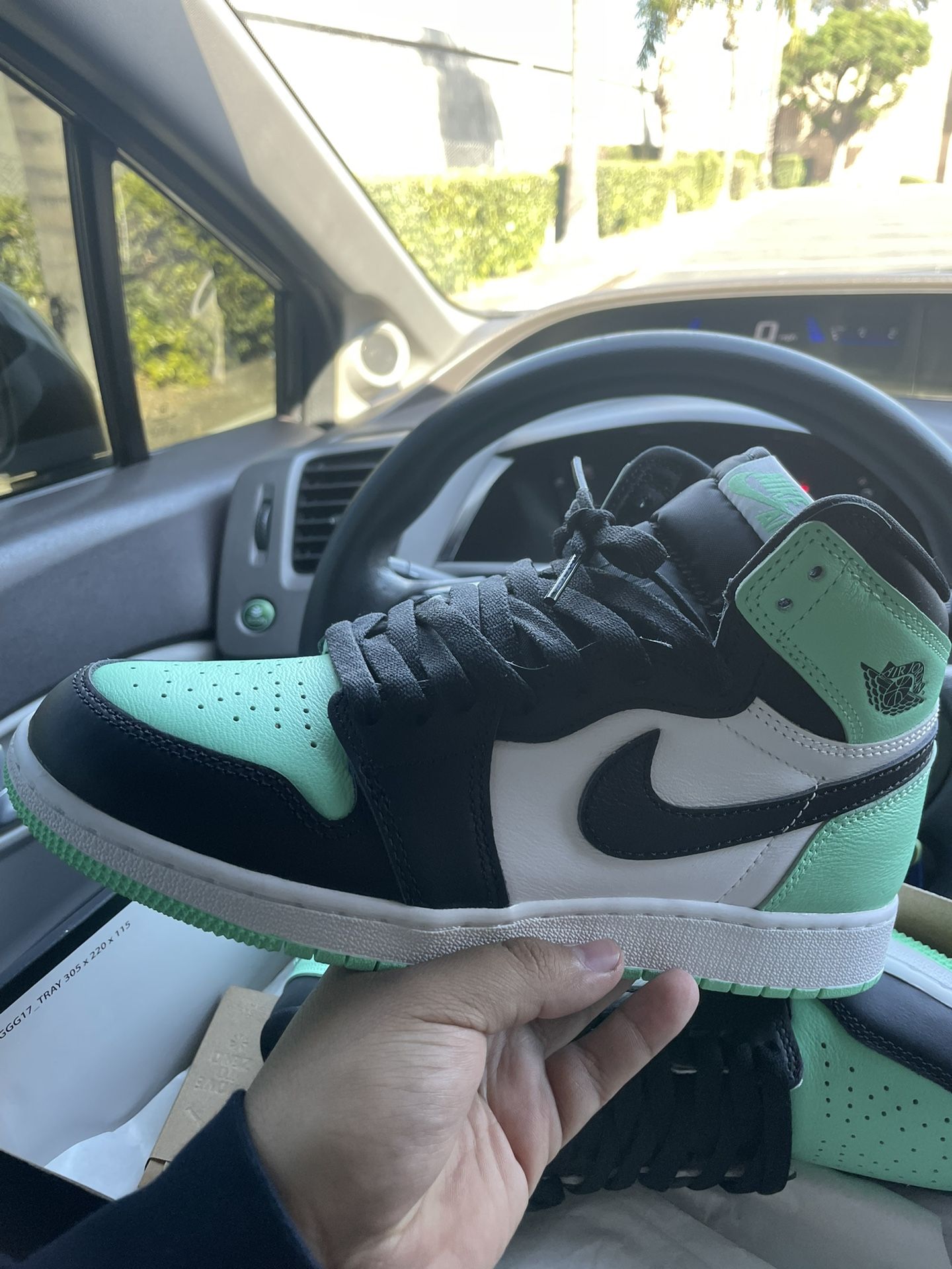 Jordan 1 Green glow 