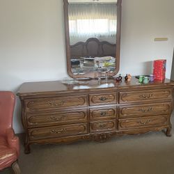 Thompsonville Antique King Size Bedroom Set