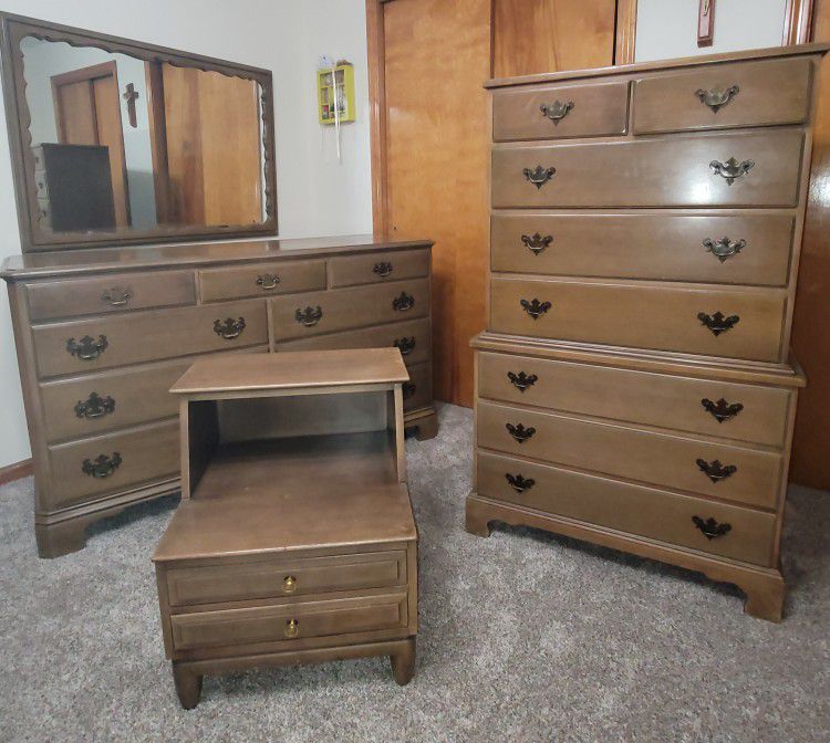 SOLD SOLD. (NXDR)  Vintage 4 Piece Dresser Bedroom Set Statton Willett Whitney Estate Sale