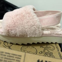 UGG PINK FLUFF SLIDE  5Y 