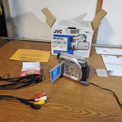 JVC GR-D370u MiniDV Camcorder Kit w/original Box. Working.