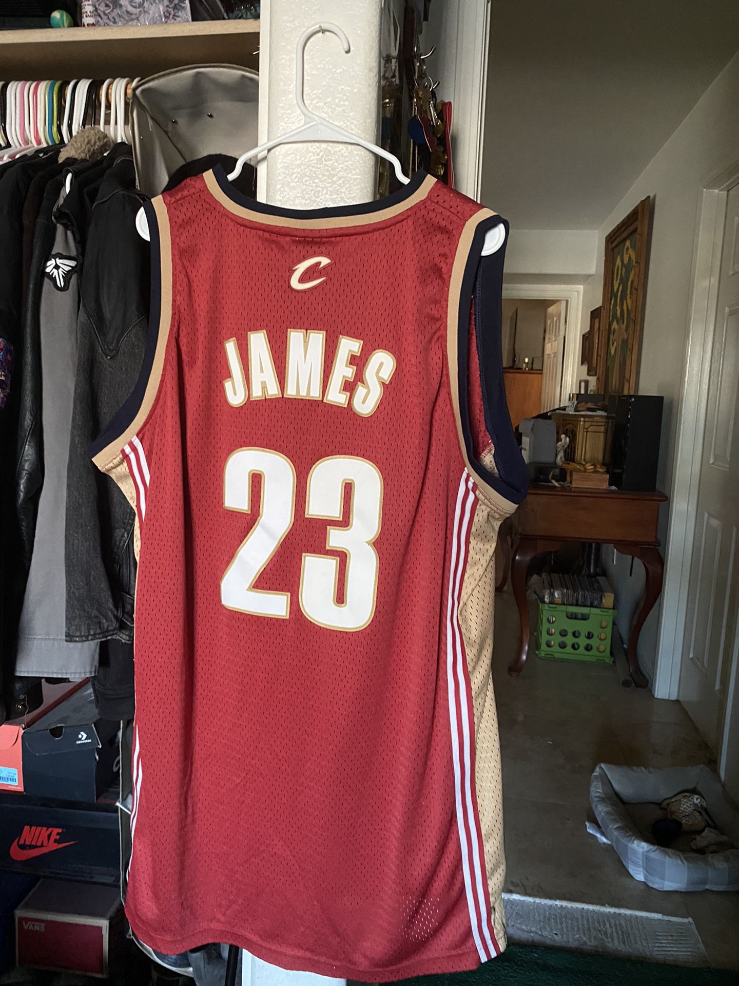 XL LeBron James Jersey And Shorts for Sale in Rancho Cordova, CA - OfferUp