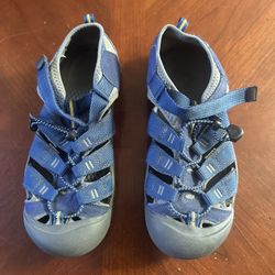 🚹 Boys Keens Size 6 Big Kids Youth in like new condition. Worn twice!  PU near Kennewick Walmart