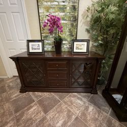 Beautiful Tv Stand /sideboard In Excellent Condition
