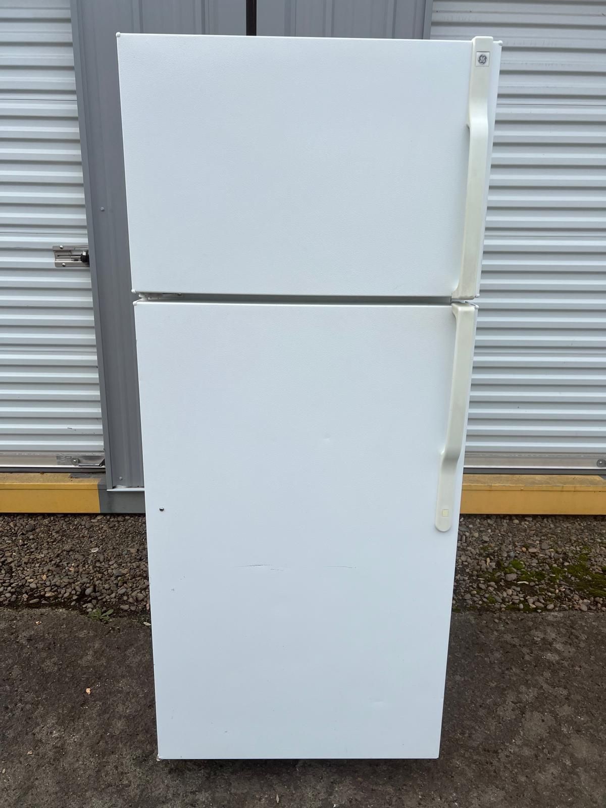 refrigerator in excellent condition🧊