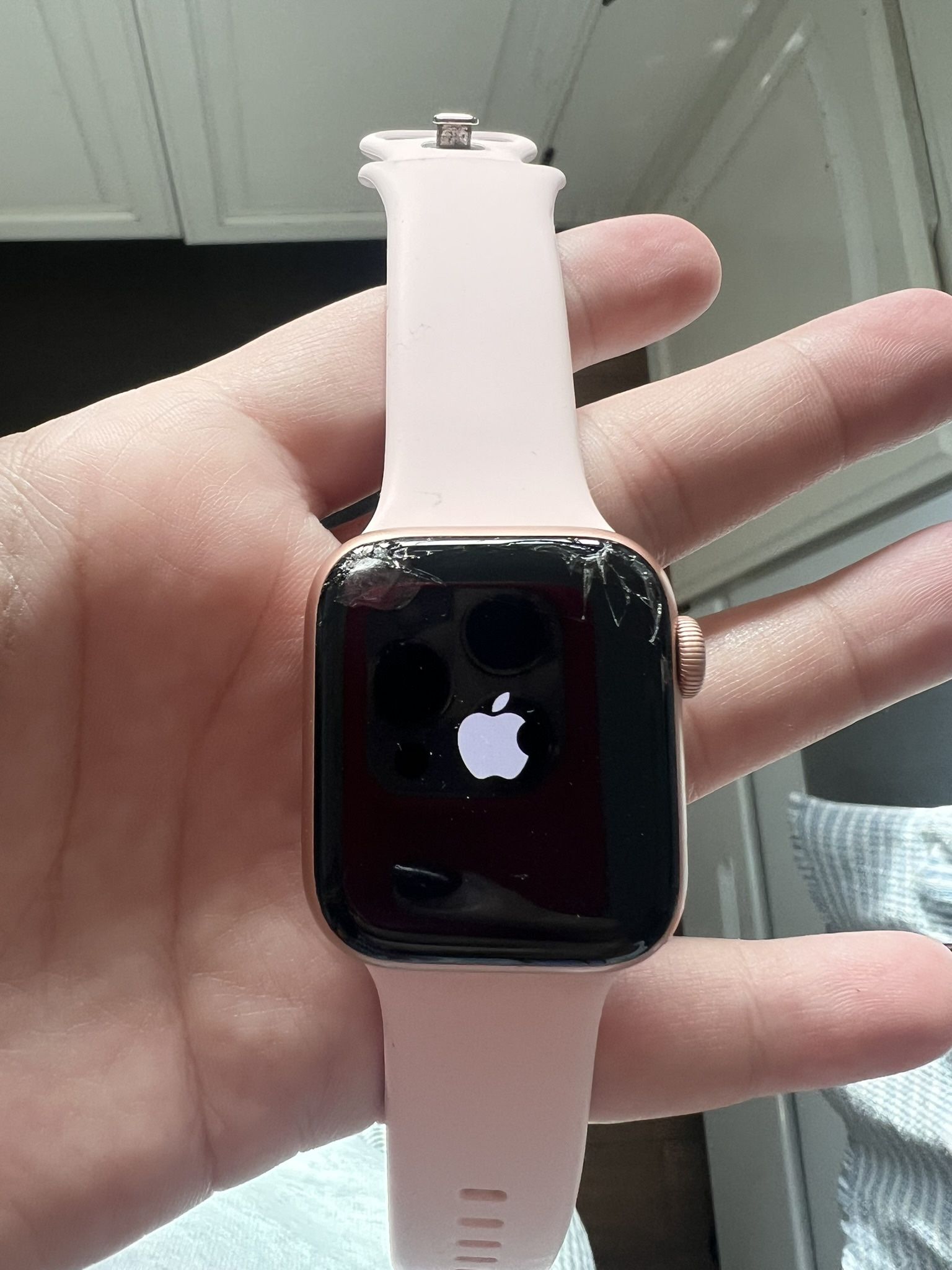 Apple Watch Series 4 – 40mm (Rose Gold / Pink)