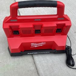 Milwaukee Rapid Charger 6 Port 