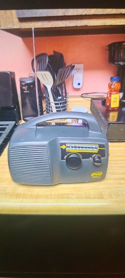 FREEPLAY (SELF POWERED ENERGY) AM/FM RADIO