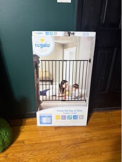 Baby gate for door entrance