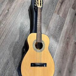 Classic Wooden Guitar – Traditional Craftsmanship with Rich Sound pull wide