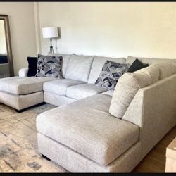 Brand New⭐️ Megginson Sectional Couch ⭐️ Great Financing Options⭐️