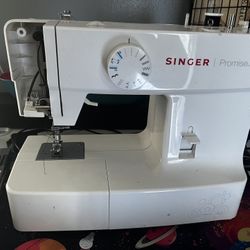 Singer Sewing Machine 
