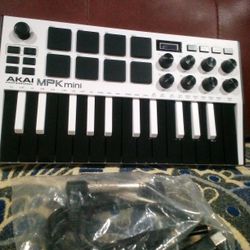 AKAI  Professional MPKmini MK3 Keyboard Controller ( Special White Edition) *Pre- Owned* 