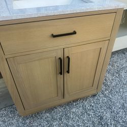 Hi everyone we this vanity Ariel come with different counter top we asking only $450,..,.,.,.,.,ā¦. retail price $980 We locate in hesperia real fin