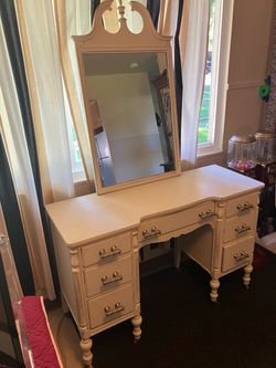 White Vintage Vanity Desk with 7 Drawers