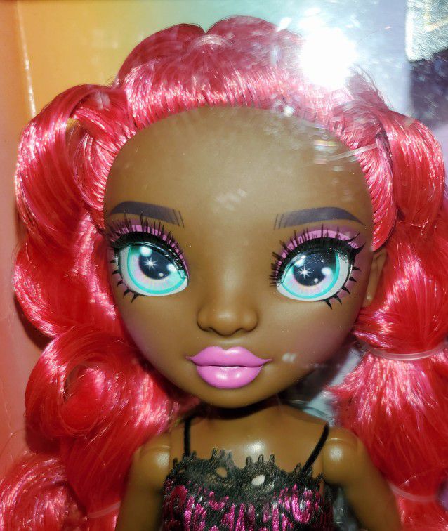 NEW Rainbow High Darla Roselyn Doll Bold makeup Fashion Art School Hot PINK Hair