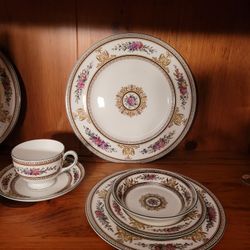 Columbia-White/Enameled Green Trim by WEDGWOOD CHINA