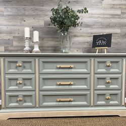 Gorgeous Solid Wood Dixie Dresser With 9 Drawers 