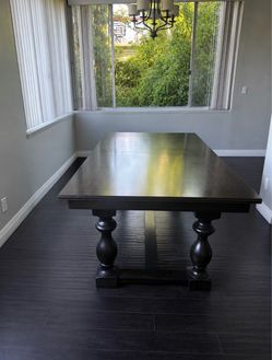 Like New** Dark Wood Dining Table with Baluster Legs