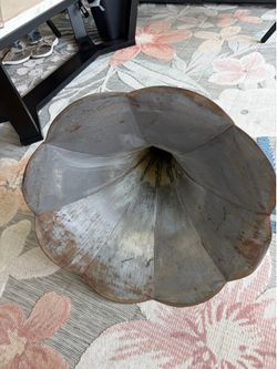 Antique Phonograph Horn.    Morning Glory