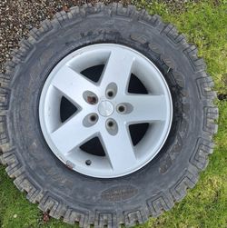 LT 245/75R16 ONE JEEP RIM & TIRE