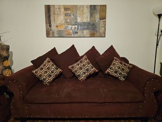 Comfortable 3-Seater Sofa / Couch with Nailhead Trim & Pillows