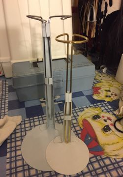 2 Dolls stands