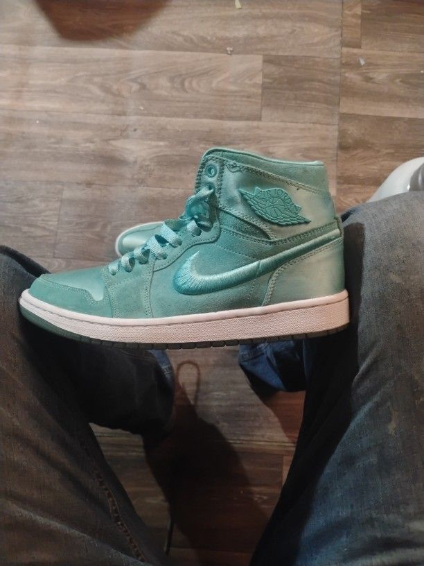 Air Jordan Woman 8.5. 
