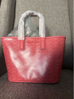 Michael Kors purse ( SEND OFFERS )