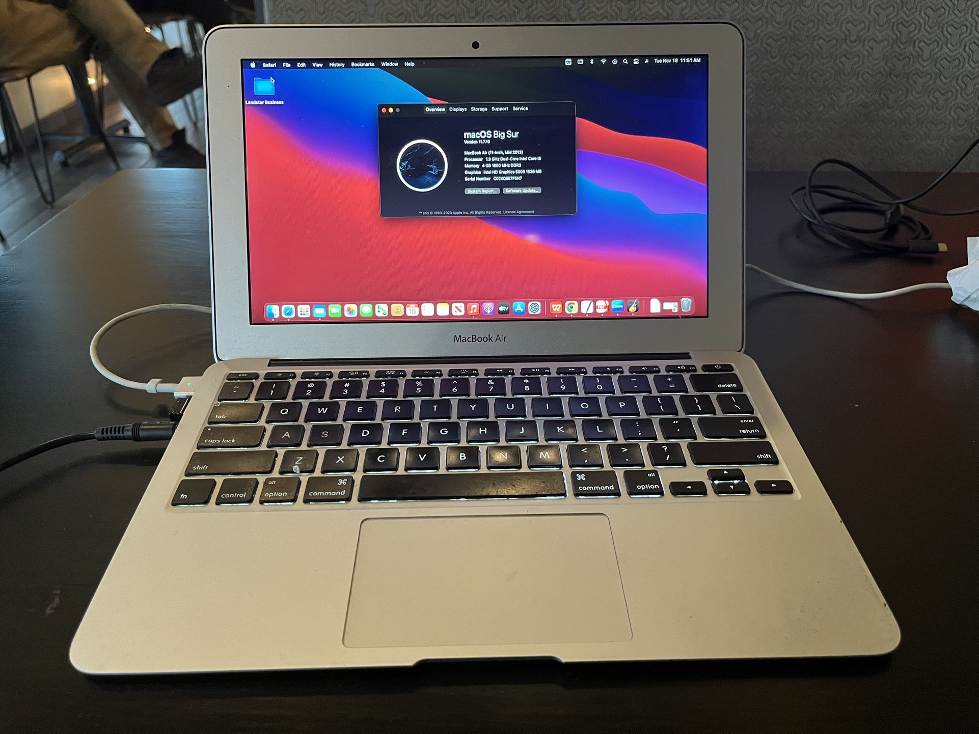 Apple MacBook Air 11in 1.3ghz 4gb Ram 121gm Mem W/charger