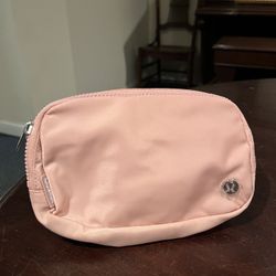 NWT LuLuLemon Everywhere Belt Bag Discontinued Pastel Pink Color