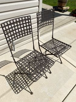 2 folding metal chairs can be repainted easy to carry