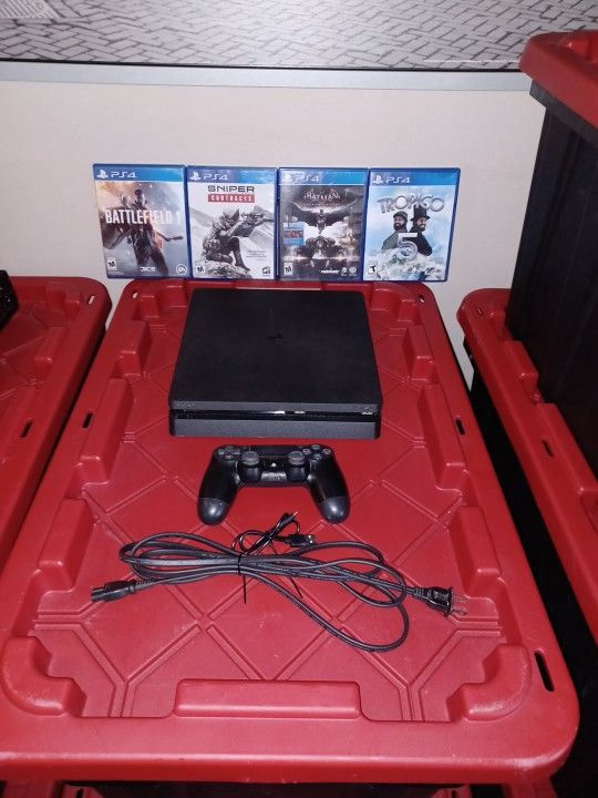 SONY PLAYSTATION 4 GAMING SYSTEM WITH 4 GAMES / NICE SHAPE