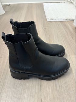 BLACK BOOTS