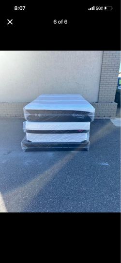 Brand new Queen-size plush Serta iSeries Hybrid (1000 medium )Mattress in plastic
